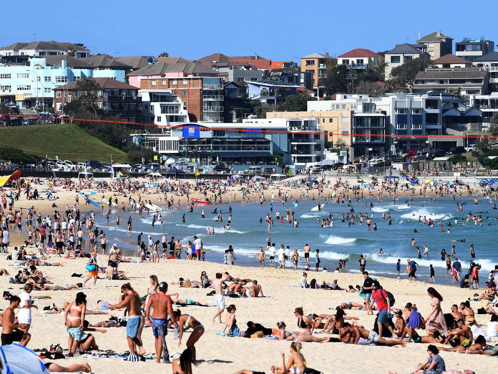 The hot weather attracted thousands of people to the beach. Picture: NCA NewsWire/Bianca De Marchi