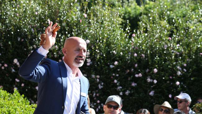 Auction at 52 Chesterfield Road in Epping attracted a crowd of over 200, with at least 8 Police in attendance because of the houses history as a "Drug House." Pictured is Auctioneer Charles Baynie. Picture: David Swift.