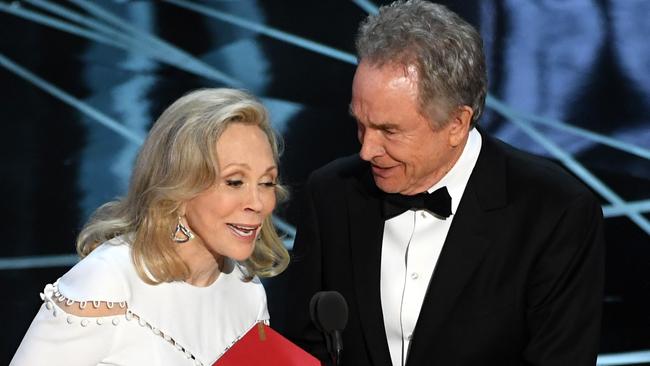 HOLLYWOOD, CA - FEBRUARY 26: Actors Faye Dunaway (L) and Warren Beatty speak onstage during the 89th Annual Academy Awards at Hollywood & Highland Center on February 26, 2017 in Hollywood, California.   Kevin Winter/Getty Images/AFP == FOR NEWSPAPERS, INTERNET, TELCOS & TELEVISION USE ONLY ==