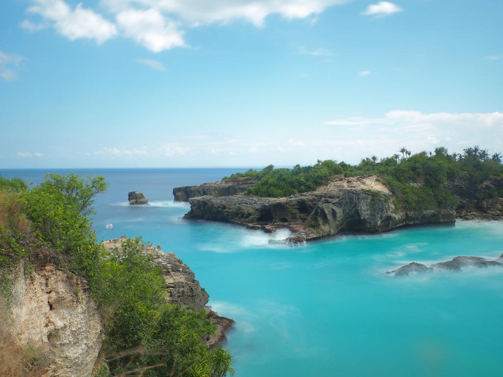 One of Nusa Ceningan’s must-see sights is the bright blue water of Blue Lagoon.