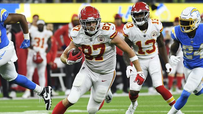 INGLEWOOD, CALIFORNIA - DECEMBER 16: (EDITOR'S NOTE: Alternate crop) Travis Kelce #87 of the Kansas City Chiefs carries the ball for a touchdown during overtime against the Los Angeles Chargers at SoFi Stadium on December 16, 2021 in Inglewood, California. Kevork Djansezian/Getty Images/AFP == FOR NEWSPAPERS, INTERNET, TELCOS &amp; TELEVISION USE ONLY ==