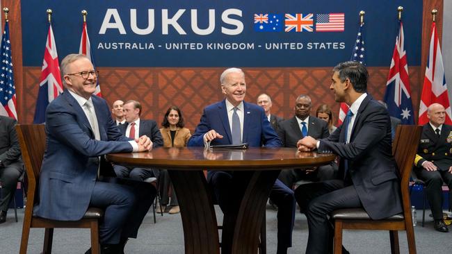 US President Joe Biden (C) participates in a trilateral meeting with Australian Prime Minister Anthony Albanese (L) and British Prime Minister Rishi Sunak (R).