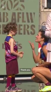 Beautiful moment during AFLW award ceremony