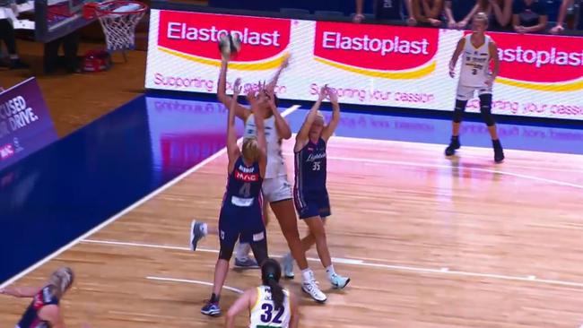 Liz Cambage wasn't called for a travel for this match-winning basket.
