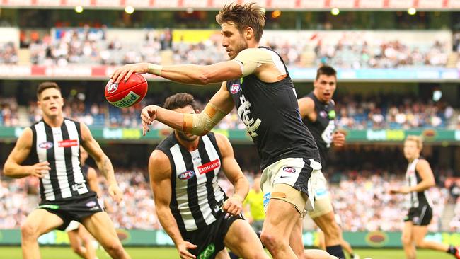 Dale Thomas kicks Carlton into attack.