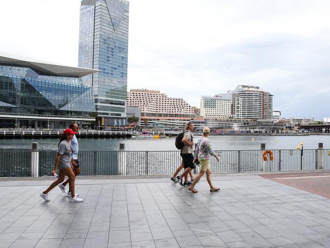 SYDNEY, AUSTRALIA: Newswire Photos: JANUARY 09 2024: A view of tourists walking along the esplanade at Darling Harbour as the grey clouds roll in with storms expected this afternoon across Sydney.Photo by: NCA Newswire/ Gaye Gerard