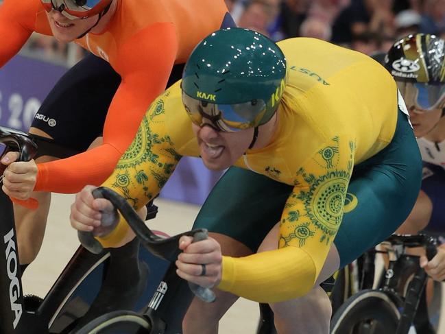 (From L) Netherlands' Jeffrey Hoogland, Australia's Matthew Glaetzer and Japan's Kaiya Ota compete in the men's track cycling keirin first round of the Paris 2024 Olympic Games at the Saint-Quentin-en-Yvelines National Velodrome in Montigny-le-Bretonneux, south-west of Paris, on August 10, 2024. (Photo by Thomas SAMSON / AFP)