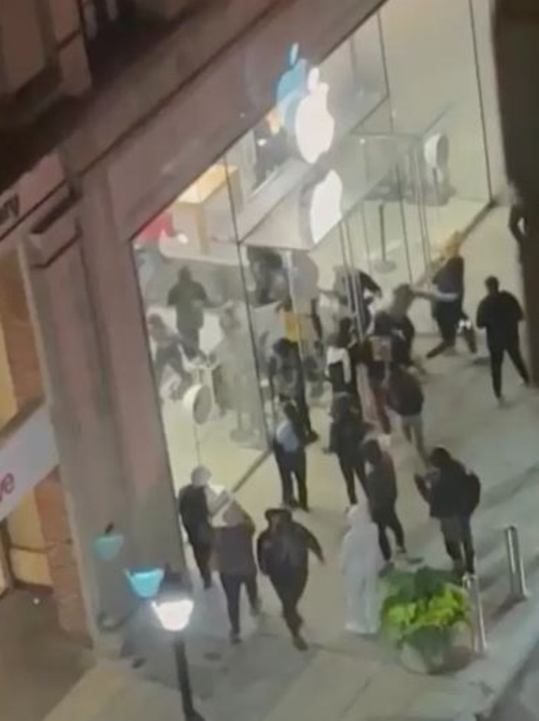 Philadelphia looting Mass arrests as huge crowd targets stores, steals