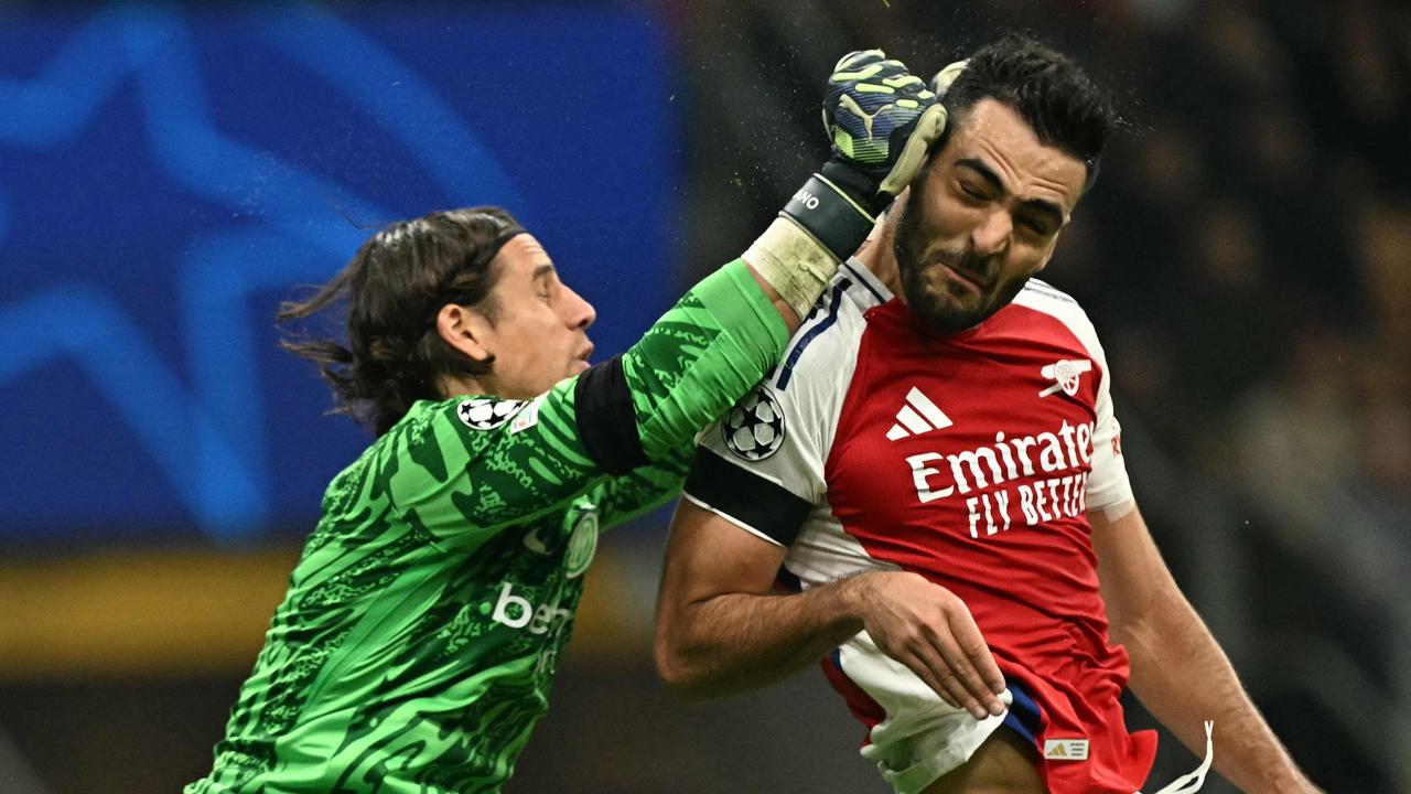 TOPSHOT - Inter Milan's Swiss goalkeeper #01 Yann Sommer makes a save in front of Arsenal's Spanish midfielder #23 Mikel Merino during the UEFA Champions League football match between Inter Milan and Arsenal at the San Siro stadium in Milan on November 6, 2024. (Photo by Gabriel BOUYS / AFP)