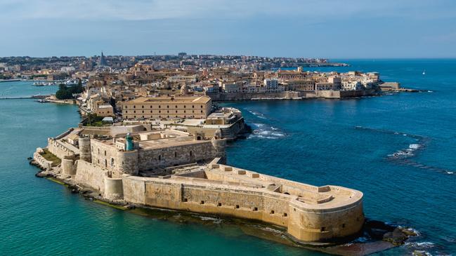 <br/>The ‘crocodile head-shaped’ Ortygia Island connected to Syracuse City.