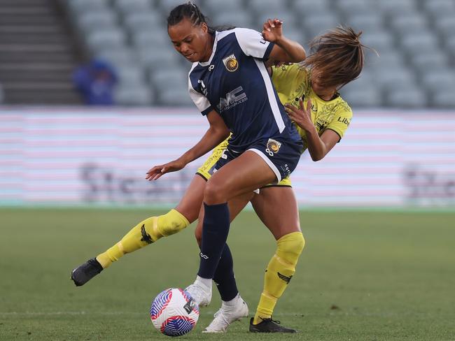 Chloe Knott and Jazmin Wardlow tangle in an awkward challenge. Picture: Scott Gardiner/Getty Images