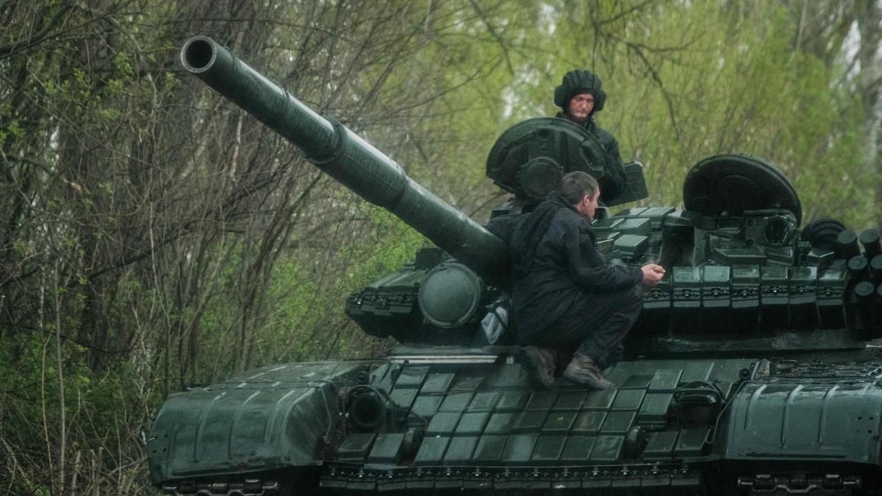 Ukrainian soldiers on a tank near Lyman, eastern Ukraine. Picture: Yasuyoshi CHIBA / AFP