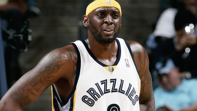 Former NBA star Darius Miles hosts basketball clinic