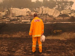 Victoria under siege as fears grow for 28 missing in fires