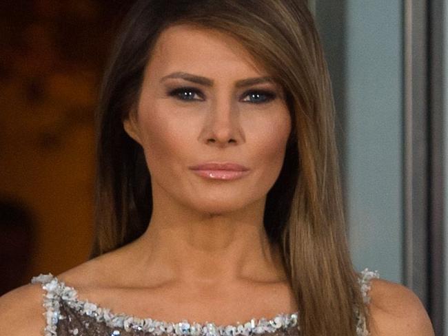 TOPSHOT - US President Donald Trump and First Lady Melania Trump welcome French President Emmanuel Macron and his wife Brigitte Macron as they arrive for a State Dinner at the North Portico of the White House in Washington, DC, April 24, 2018. / AFP PHOTO / SAUL LOEB