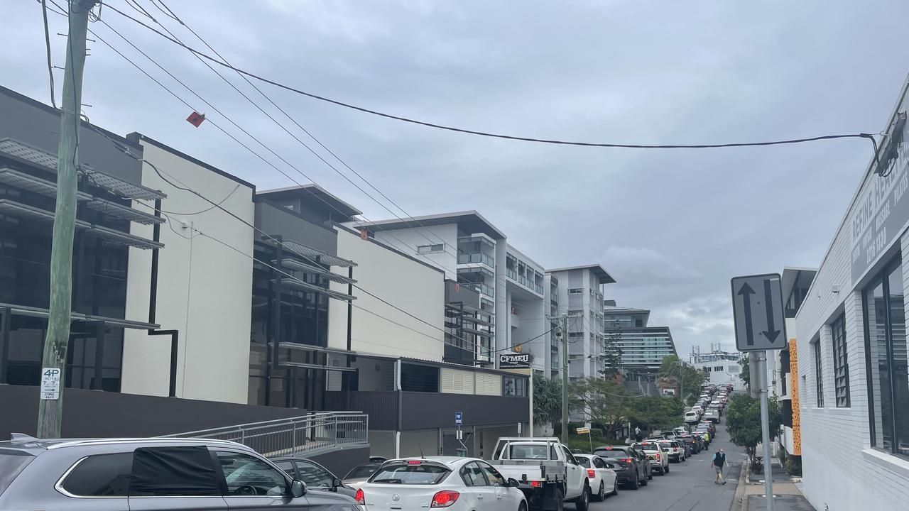 A long queue at the Bowen Hills testing clinic on Thursday morning. Picture: Samantha Scott