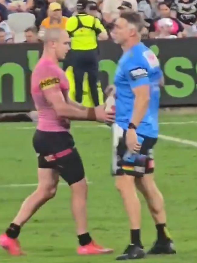 Elford hands the ball to Dylan Edwards.