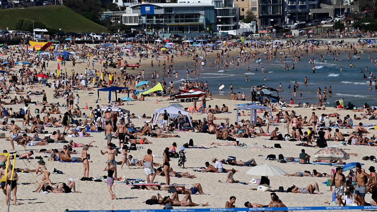 Aussies hit the local beach to try and escape the soaring temperatures. Picture: NCA NewsWire/Bianca De Marchi