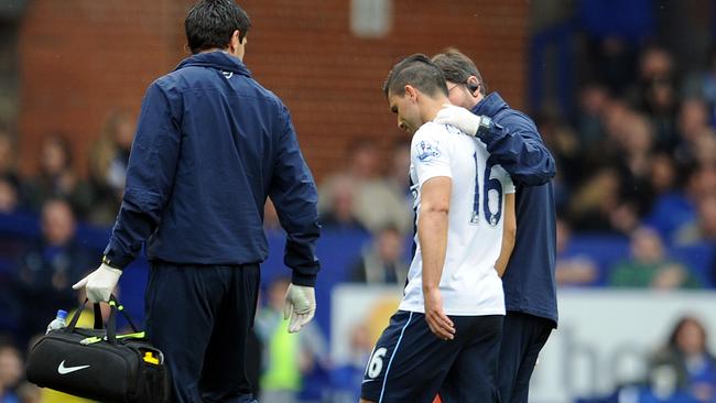 Sergio Aguero leaves the field after picking up an injury.