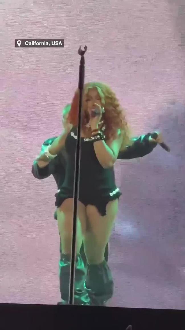 Crowd loses it after SZA brings out Justin Bieber at her show