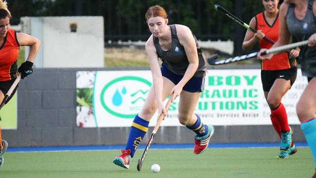 Ashleigh Seivers controls the ball in the Cairns Hockey pre season match. PICTURE: BRENDAN RADKE