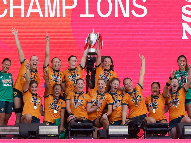 TOPSHOT - Australia's players celebrate with their trophy after winning the HSBC World Rugby Sevens women's final match between Australia and France at the Metropolitano stadium in Madrid on June 2, 2024. (Photo by OSCAR DEL POZO / AFP)