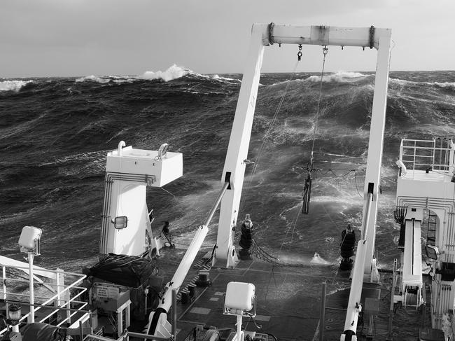 Fugro Discovery encounters rough weather in April 2016. Source; ATSB, photo by Chris Straddon