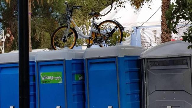 oBike stranded on top of portable toilets in Prahran. Pic: imgur