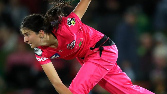 Sixers' Stella Campbell in action during her WBBL debut against Sydney Thunder at North Sydney Oval. Pic: Phil Hillyard