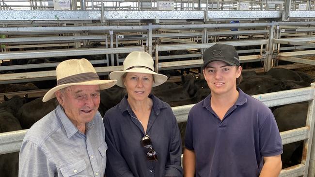 Lang and Megan Peterkin of Tallangatta and Angus Courtney also of Tallangatta are pictured at the weaner sales at Wodonga on day two. Picture: Fiona Myers