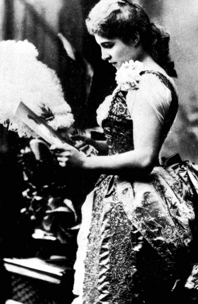 Early undated photo of singer Lillie Langtry (1852-1929), nee Emilie Charlotte Le Breton, best remembered as mistress of Prince of Wales, Edward VII.