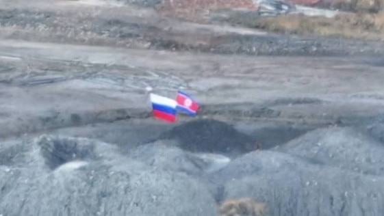 a North Korea flag flying alongside the Russian flag in Ukrainian territory. Credit: @milinfolive_man/TELEGRAM