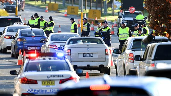 Police check cars crossing the border from Victoria into the southern NSW border city of Albury. Picture: AFP