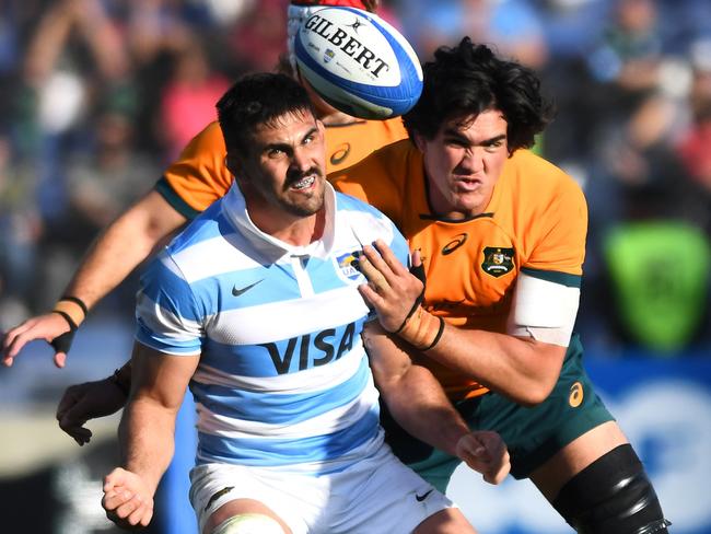 Rory Arnold of Australia battles for possession with Pablo Matera of Argentina. Picture: Rodrigo Valle/Getty Images