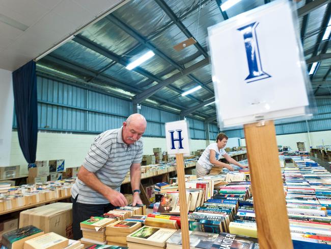 Coffs Harbour Rotary Club South Bookfest preview: David and Kathy Hassall come all the way from Mollymook on the South Coast to help friends set up at Bookfest.Photo: Rob Wright / The Coffs Coast Advocate