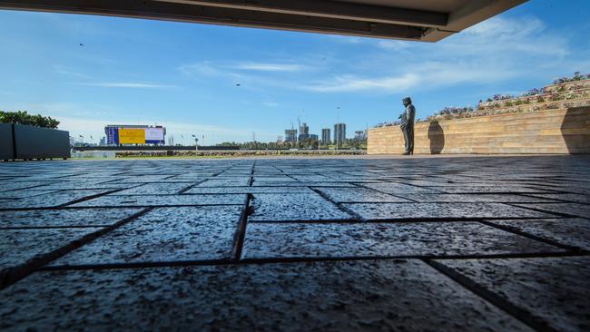 Bart Cummings’ statue looks over an empty course. Picture: Jay Town