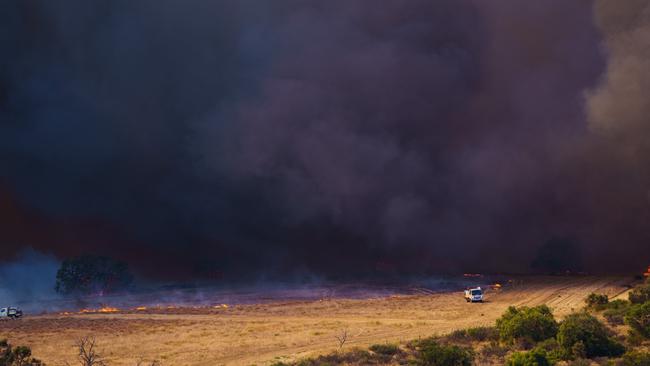 The Red Gully fire north of Perth in Western Australia. Picture: Evan Collis / DFES