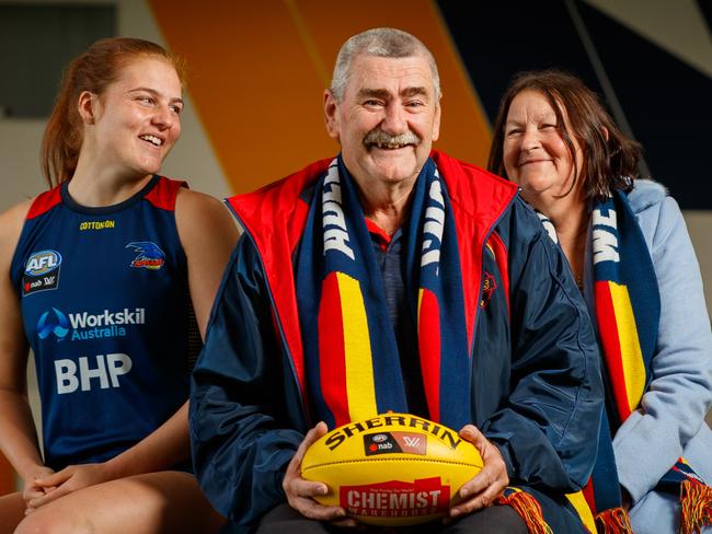 Peter Kauschke, the AFL Fans Association Ã¢â¬Ëfan of the yearÃ¢â¬â¢ for 2022 with his wife Tina and Crows AFLW player Amber Ward at West Lakes.