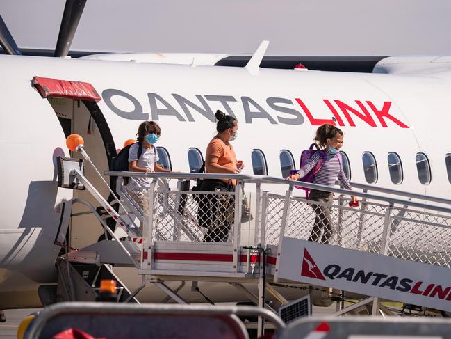 ALBURY, NSW AUSTRALIA - DECEMBER 19TH, 2020:Passengers traveling from Sydney and arriving at Albury airport with no covid checks in place.Picture: Simon Dallinger