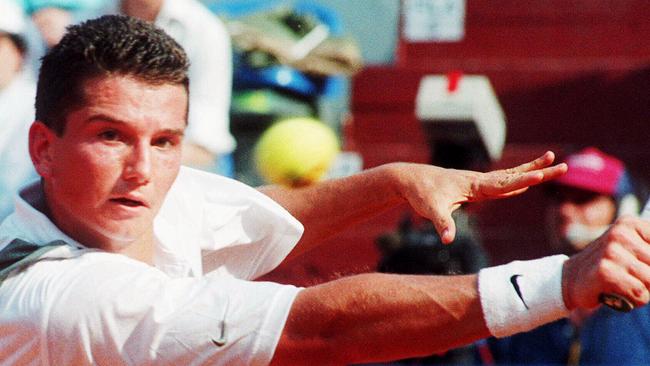 Richard Krajicek at the Australian Open in 1992 is the only other male player to withdraw from a grand slam semi-final due to injury in the professional era