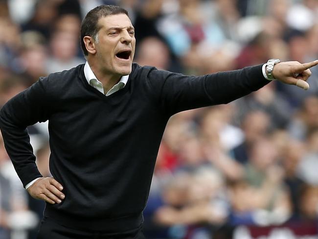 (FILES) This file photo taken on September 23, 2017 shows West Ham United's Croatian manager Slaven Bilic gesturing during the English Premier League football match between West Ham United and Tottenham Hotspur at The London Stadium, in east London. West Ham sacked manager Slaven Bilic on Monday after a poor run of results that have left the club in the Premier League relegation zone. / AFP PHOTO / Ian KINGTON / RESTRICTED TO EDITORIAL USE. No use with unauthorized audio, video, data, fixture lists, club/league logos or 'live' services. Online in-match use limited to 75 images, no video emulation. No use in betting, games or single club/league/player publications.  /