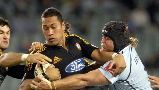 Roy Kinikinilau tackled by Benn Robinson - Warratahs v Chiefs round 13 at Aussie Stadium