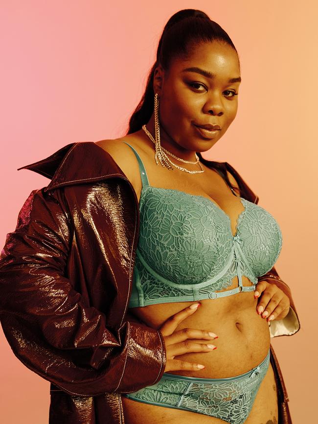 Flex Mami in the Bras N Things I Am Many Things campaign.