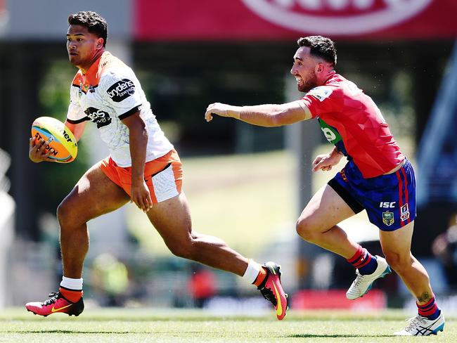 Esan Marsters shows Brock Lamb a clean pair of heels during the Auckland Nines. Picture: Getty Images