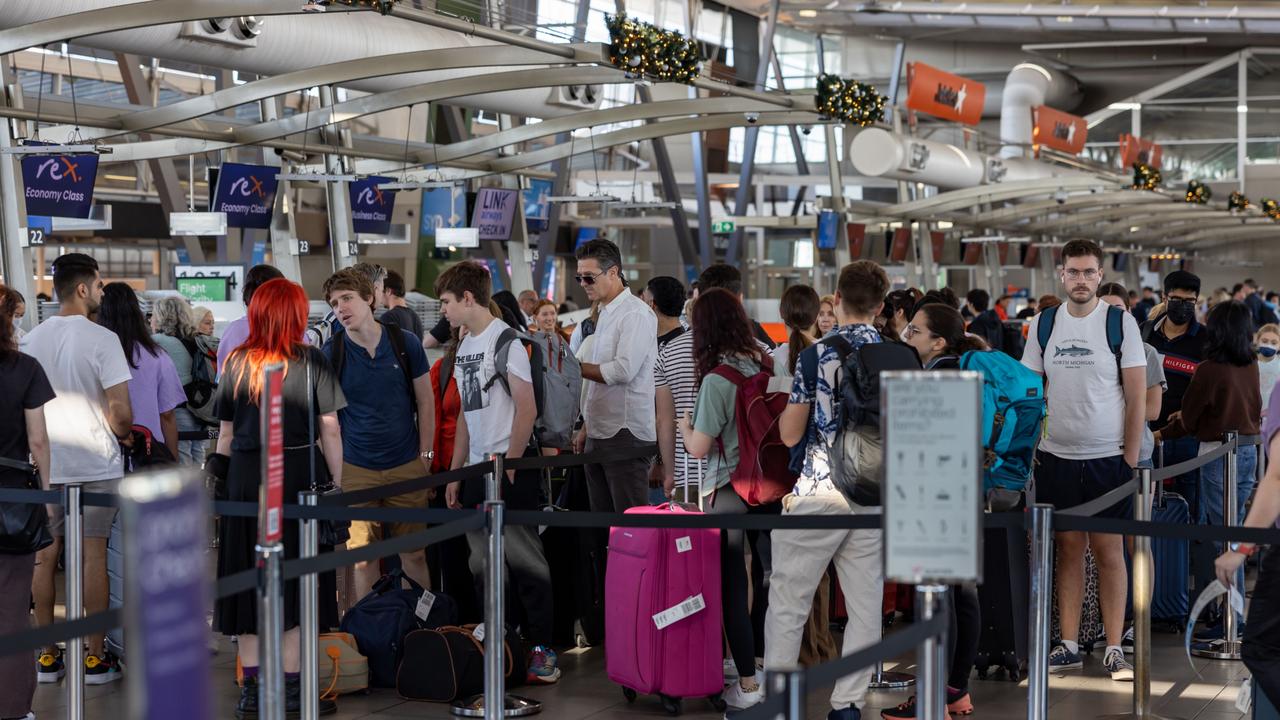 Qantas and Jetstar urge travellers to check-in online for domestic flights, arrive at least one to two hours before the departure of a domestic flight and two to three hours for an international flight. Picture: NCA NewsWire/ Seb Haggett