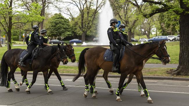 Mounted police patrolling The Tan walking track on the weekend. Picture: NCA NewsWire/Daniel Pockett