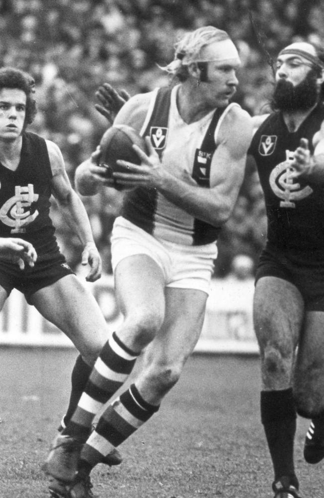 Ditterich in action for the Saints against Carlton’s Bruce Doull.