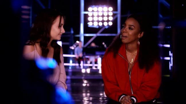 Kelly Rowland breaks down on The Voice