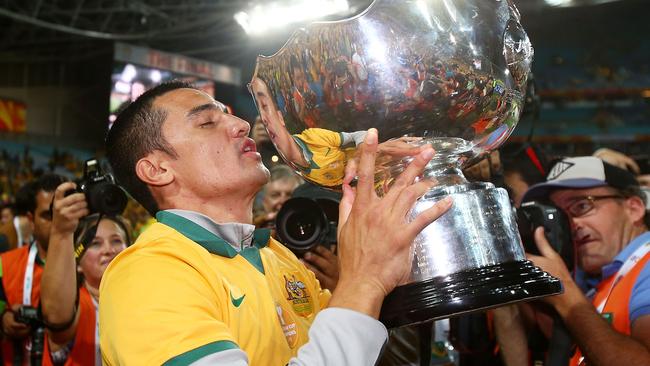 SYDNEY, AUSTRALIA - JANUARY 31: Tim Cahill of Australia kisses the Asian Cup Trophy after the 2015 Asian Cup final match between Korea Republic and the Australian Socceroos at ANZ Stadium on January 31, 2015 in Sydney, Australia. (Photo by Mark Nolan/Getty Images)