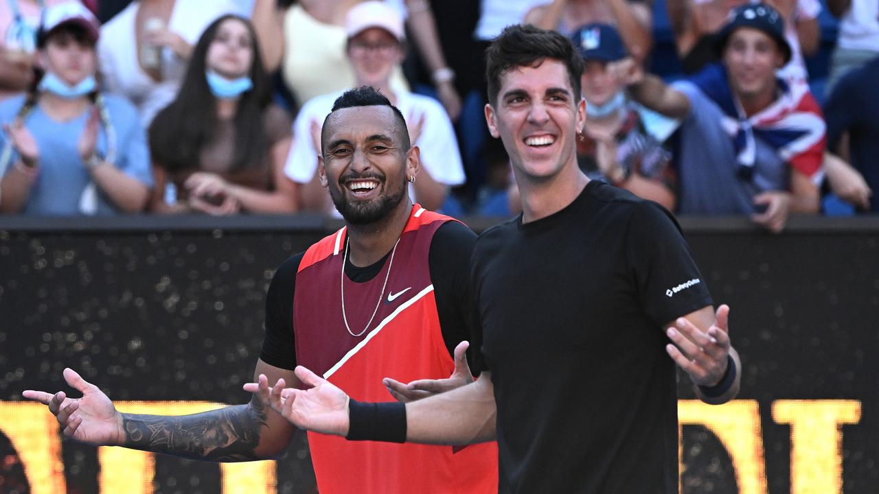 Thanasi Kokkinakis (R) i Nick Kyrgios świętują zwycięstwo w ćwierćfinale debla mężczyzn nad Timem Puetzem i Michaelem Venusem podczas dziewiątego dnia Australian Open 2022 w Melbourne Park 25 stycznia 2022 r. Zdjęcie: Getty Images